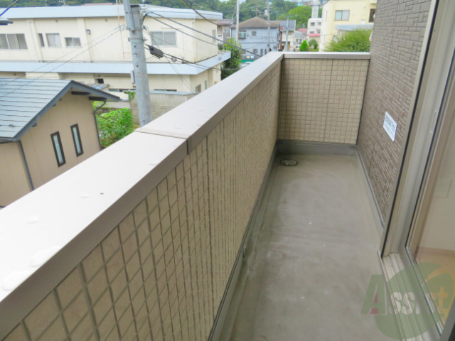 バルコニー　バルコニーは、洗濯物を干せるスペースが十分ありますよー。