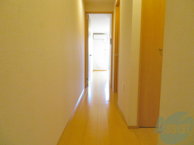 玄関　玄関からは、リビングに繋がる綺麗な通路が見えますね。