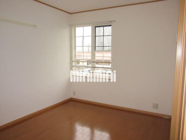 その他　壁にハンガーかけのある洋間です