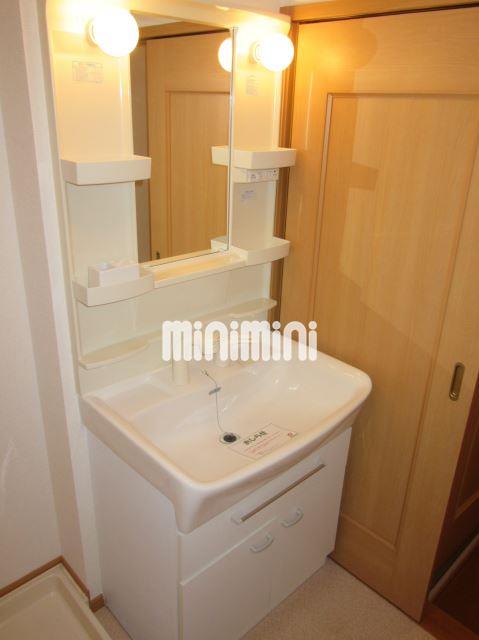 洗面設備　洗髪洗面化粧台で、いそがしい朝も便利。