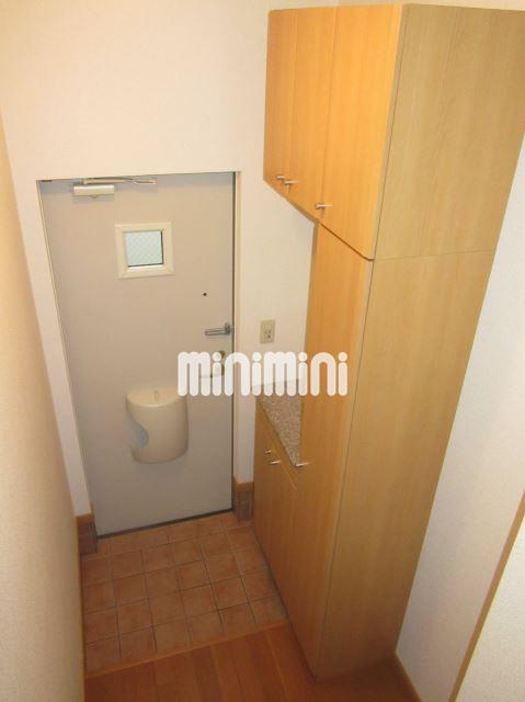 玄関　玄関には大きめの下駄箱が設置されています