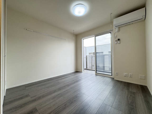 居室・リビング　同物件の同型部屋の写真です