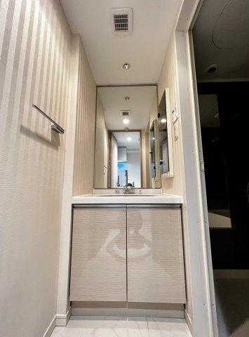 洗面設備　ゆったりとスペースのある洗面所