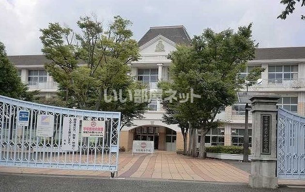 小学校　富士市立岩松北小学校（小学校）まで409m