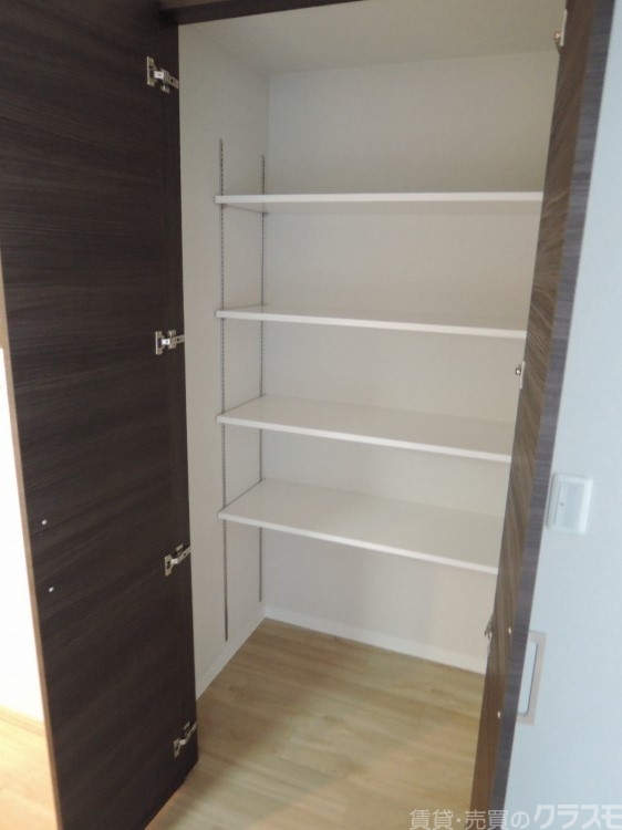 収納　リビングのにもクローゼットを完備。