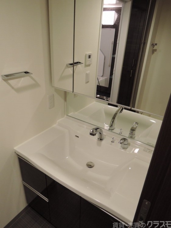 洗面設備　幅のある使い易いシャンプードレッサー。