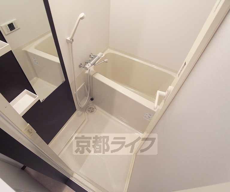 バス・シャワールーム　小さな棚も付いていますので使い勝手が良いです