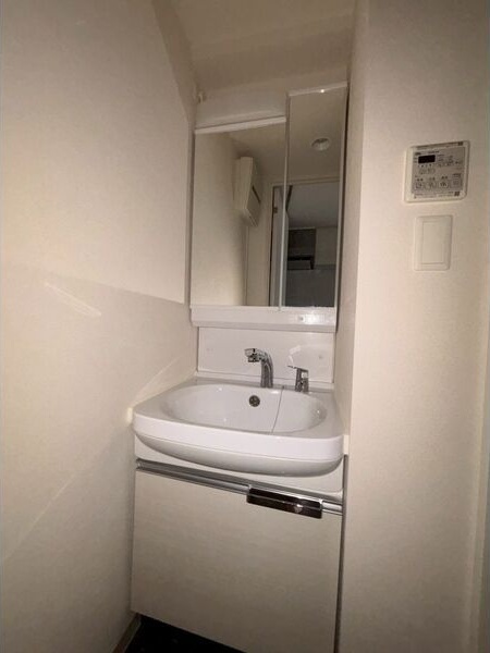 洗面設備　※写真は同じマンションの違う部屋のものになります。左右反転