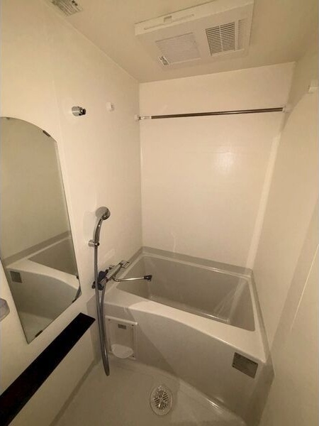 バス・シャワールーム　※写真は同じマンションの違う部屋のものになります。左右反転