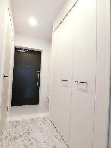 玄関　※写真は同タイプの部屋です。現況を優先します。