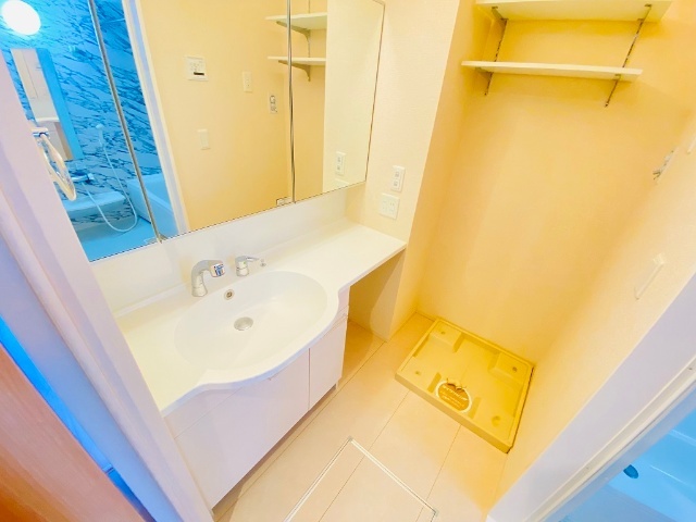 洗面設備　同一建物内３０２号室内装写真転載