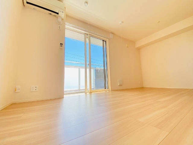 居室・リビング　同一建物内３０２号室内装写真転載