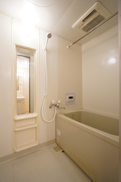 バス・シャワールーム　同じ建物の別の部屋