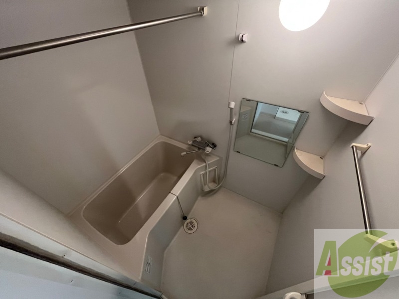 バス・シャワールーム　広々したお風呂で快適にくつろげそうです。