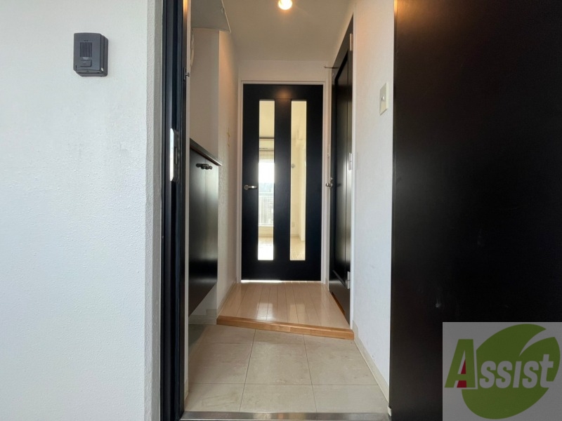 玄関　玄関です。ご覧の通り広々としていますね。