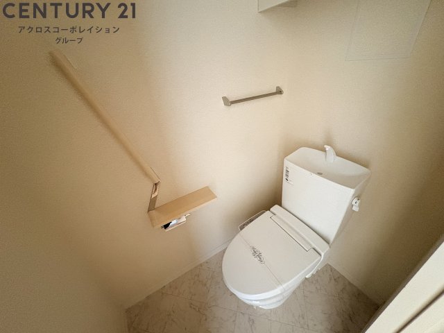 トイレ　温水洗浄便座付きのトイレです♪