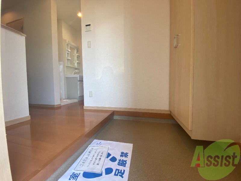 玄関　外から玄関を撮影してみました。広いリビングに繋がっています。