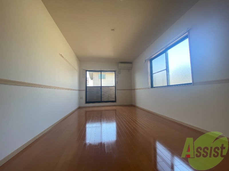 居室・リビング　リビングはこんな感じです。窓が大きくて良く陽が入ってきます。