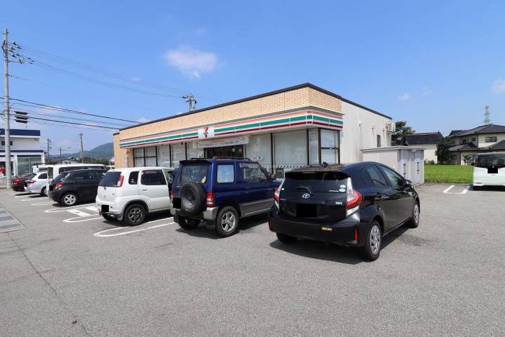 コンビニ　セブンイレブン（コンビニ）まで270m