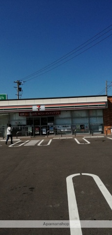 コンビニ　セブンイレブン（コンビニ）まで300m