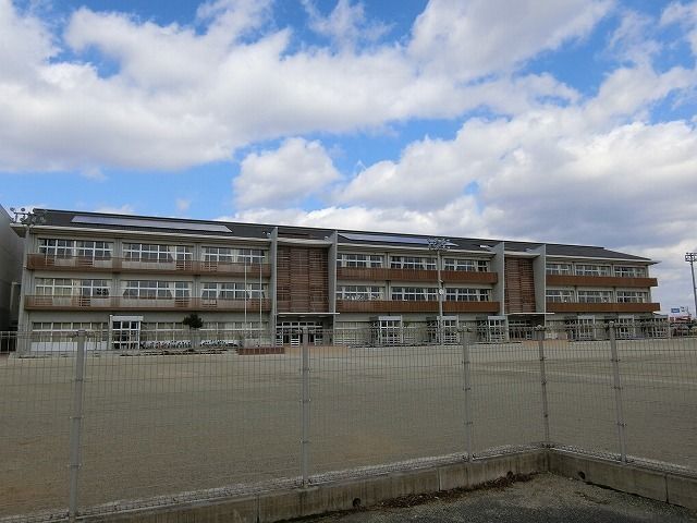 小学校　八幡小学校（小学校）まで750m