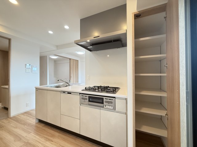 キッチン　同型タイプの写真（階数が異なります）。現況優先となります。