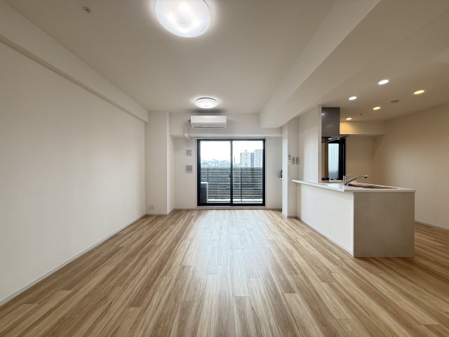 居室・リビング　同型タイプの写真（階数が異なります）。現況優先となります。