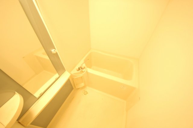 バス・シャワールーム　鏡付きのお風呂