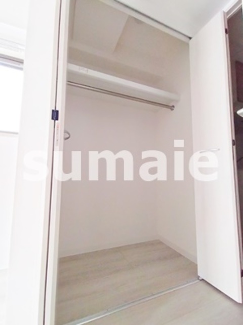 収納　クローゼットは便利なポール付き☆