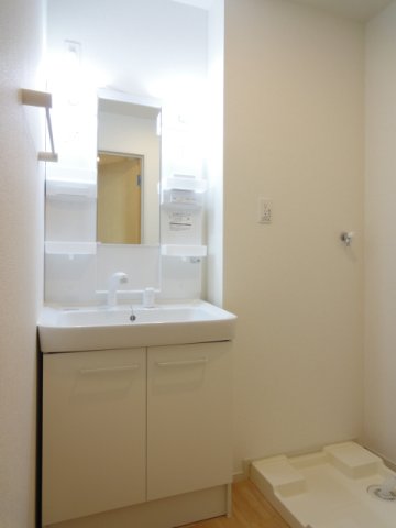 洗面設備　独立洗面台、小物を置くことができて便利です