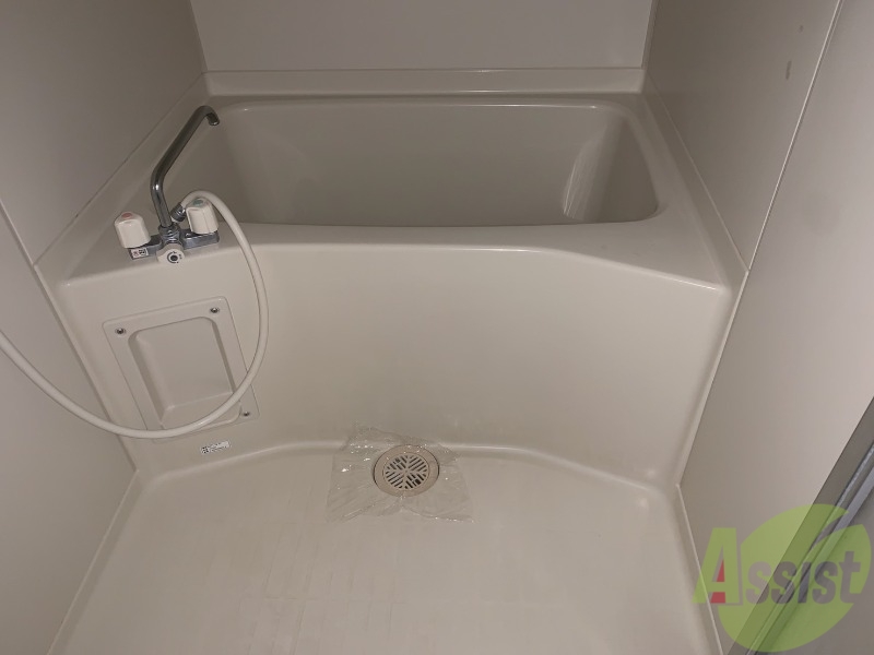 バス・シャワールーム　コチラは浴室です。肩まで浸かることが出来そうですね。