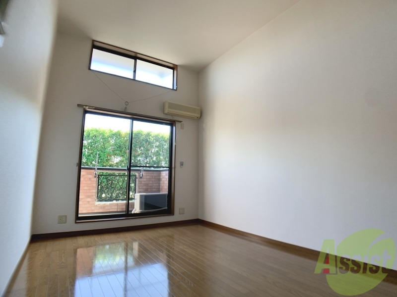 居室・リビング　洋室は８帖の洋室になります。広々していますね。