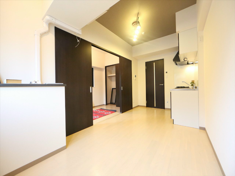 居室・リビング　ＬＤＫ8帖　洋室4.1帖　つなげて仕切っても使えます