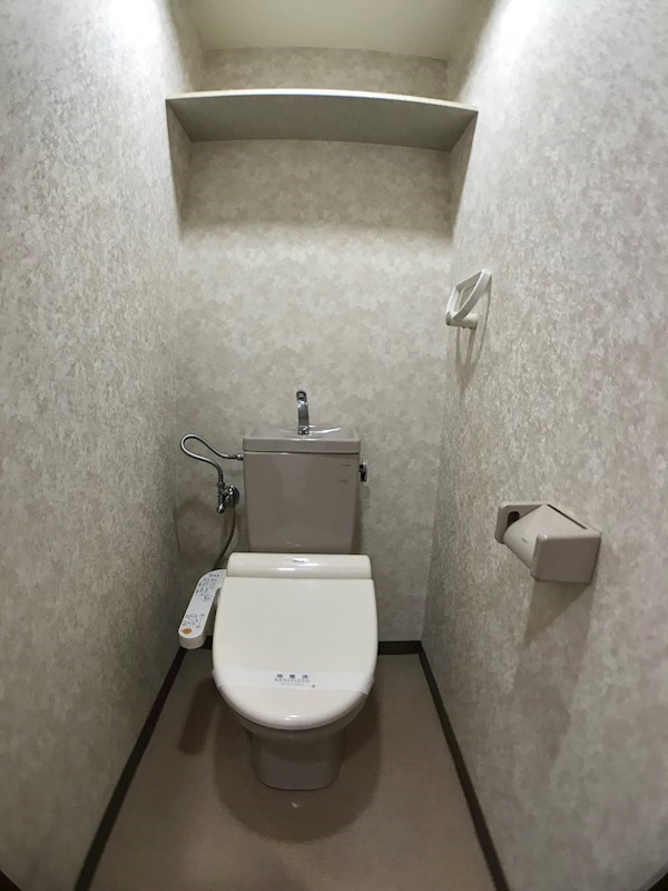 トイレ　温水洗浄便座です。収納棚あり。