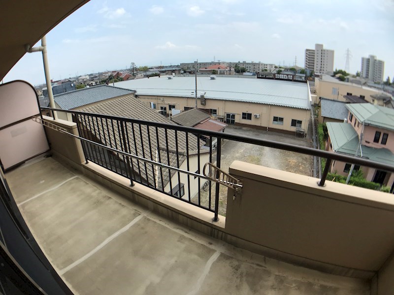 バルコニー　広々としたバルコニー！お洗濯物も干せますね！