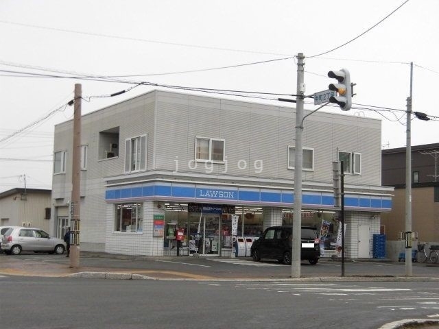 コンビニ　ローソン上富良野店（コンビニ）まで630m