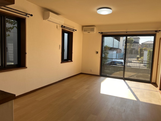 居室・リビング　17帖のリビング・3面採光♪