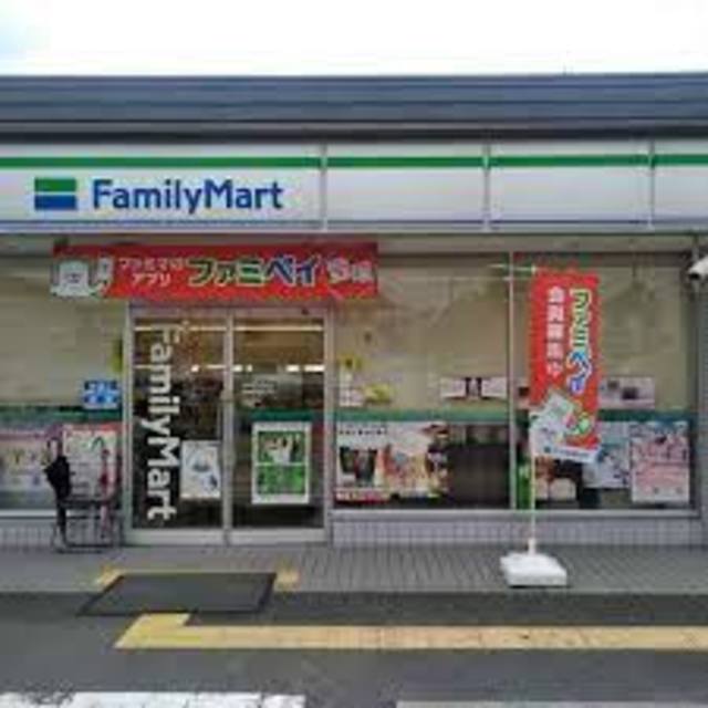 コンビニ　ファミリーマート京都嵯峨広沢店（コンビニ）まで856m