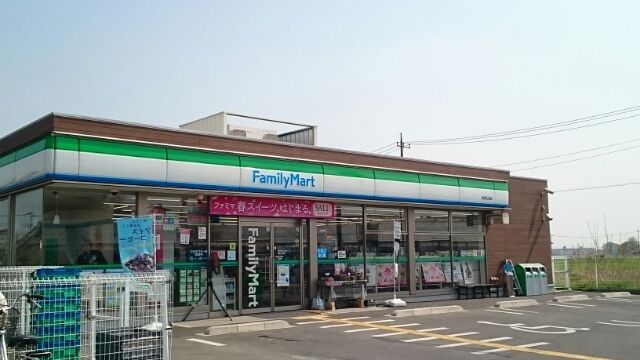 コンビニ　ファミリーマート加須礼羽店（コンビニ）まで450m