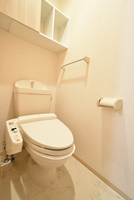 トイレ　収納棚付きのトイレです！温水洗浄暖房便座でお尻に優しいです◎