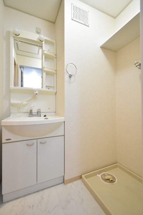 洗面設備　室内洗濯機置き場と独立洗面化粧台です。それぞれに収納棚があり