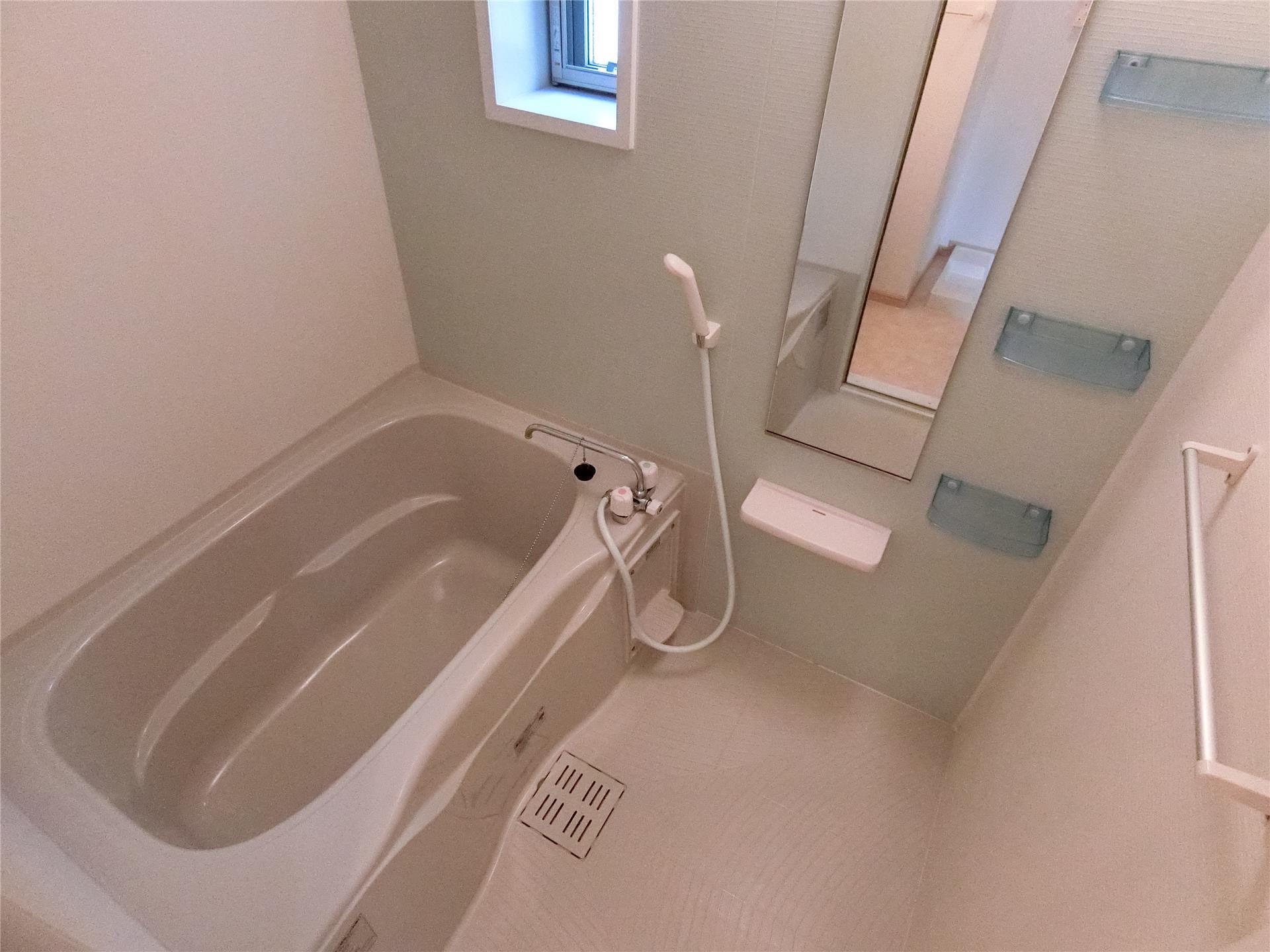 バス・シャワールーム　浴室乾燥機付きのバスルーム♪こまめな換気のできる小窓付き♪