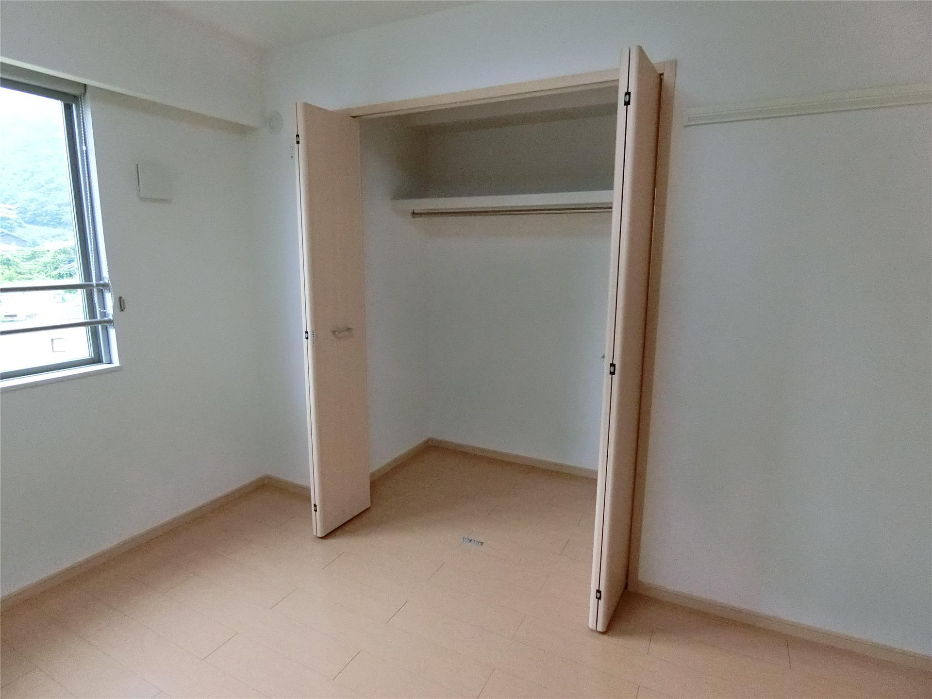 収納　洋室6帖にはお洋服もしっかり収納できるクローゼット付き♪