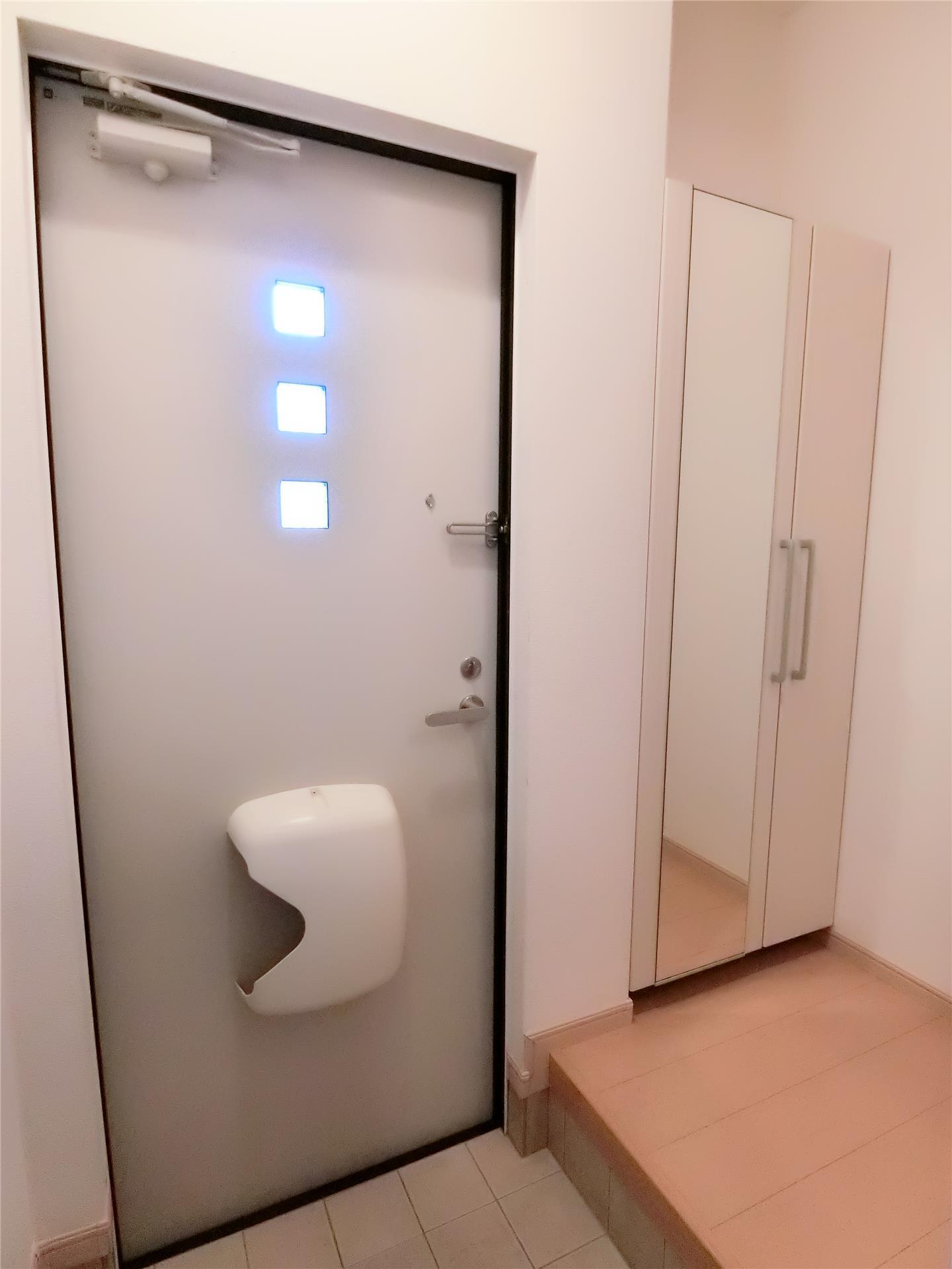 玄関　玄関には全身鏡付きのシューズボックスつきです♪