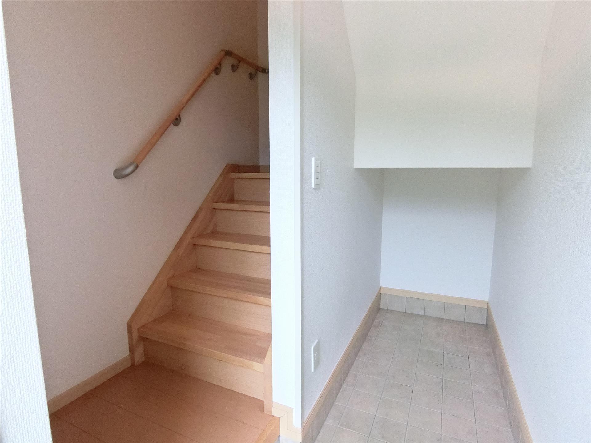 その他設備　玄関のゆったりとした階段下収納スペース♪