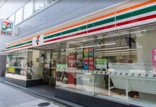 コンビニ　セブンイレブン 日本橋小伝馬町店（コンビニ）まで123m