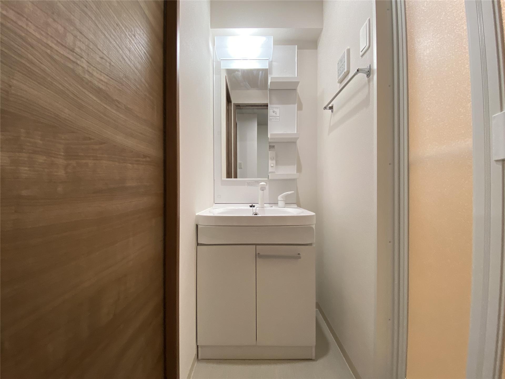 洗面設備　身支度に便利なシャンプードレッサー付きです