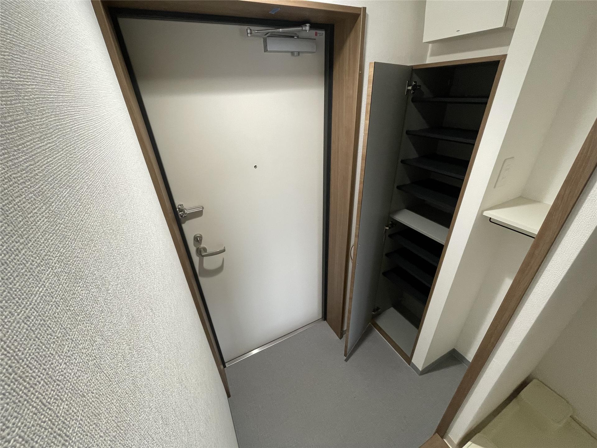 玄関　シューズボックス手前に小物などが置ける棚付きです