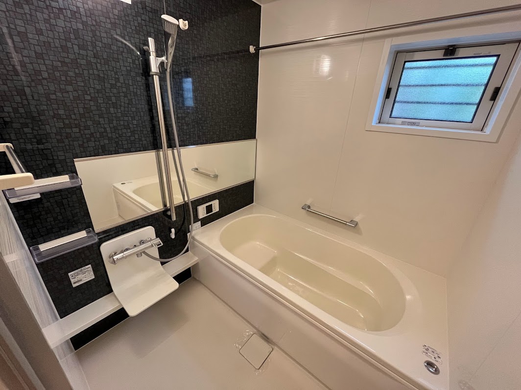 バス・シャワールーム　※同建物の別のお部屋の写真です。