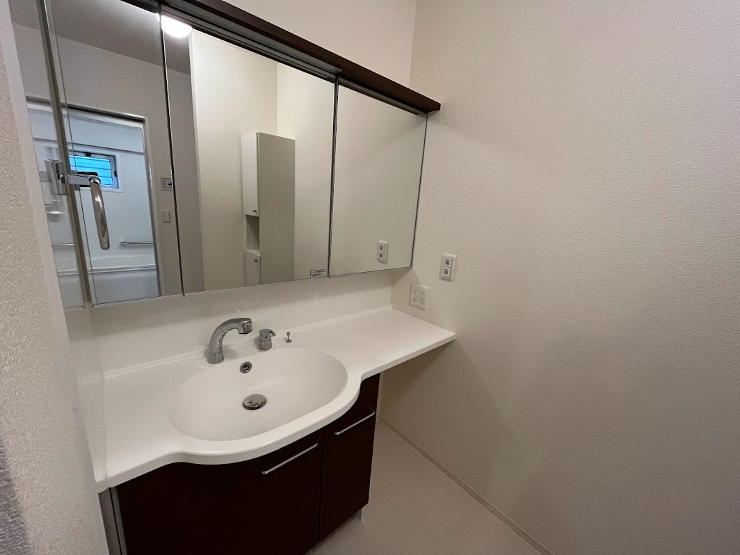 洗面設備　※同建物の別のお部屋の写真です。